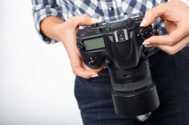 Kadın fotoğrafçı fotoğraf makinesi ile iş yerinde