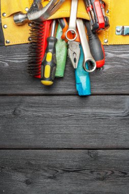 Çeşitli ahşap arka plan üzerinde çalışma araçları