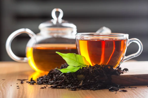 Aromatik taze çay şık tabak içinde görünüm