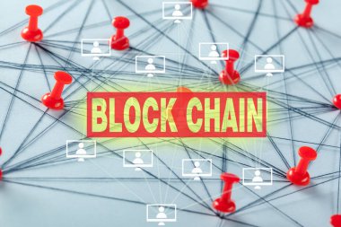 Blockchain parlak arka plan üzerinde yazı