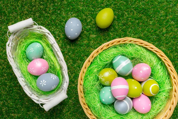 绘在绿色草地上的复活节彩蛋 — 图库照片