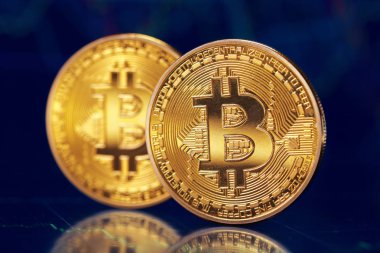 Koyu arka plan üzerinde bitcoins Görünümü Kapat