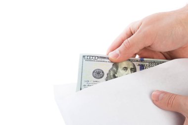 Beyaz arka plan üzerinde zarf içinde para yakın çekim