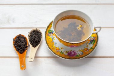 Ahşap masa aromatik taze çay