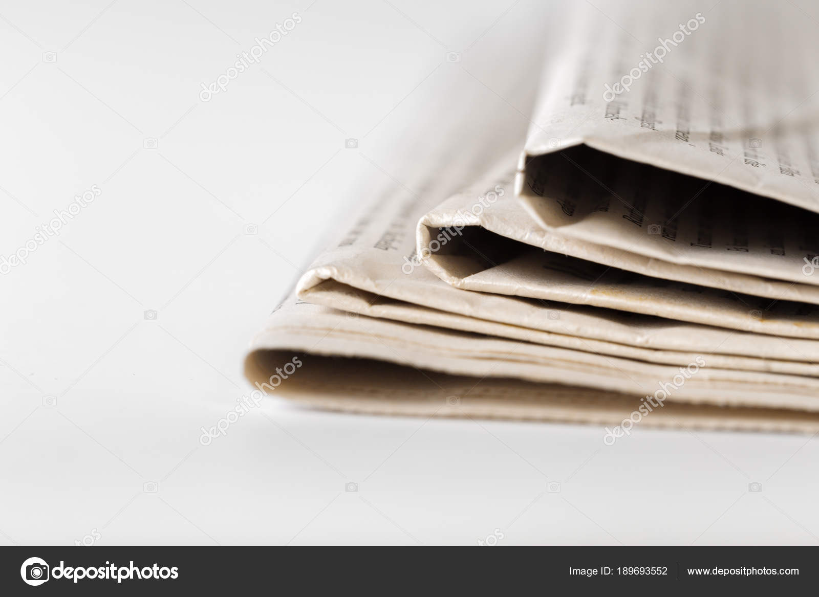 Imágenes: periodicos | Periódico Cerca Sobre Fondo Blanco — Foto de