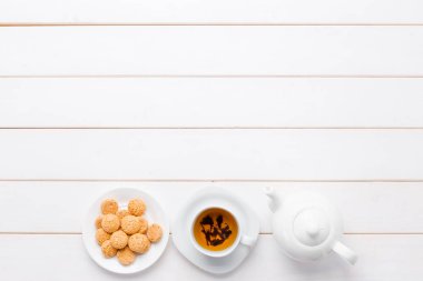 ahşap masa üzerinde çay kapatır