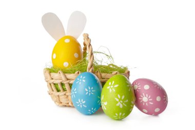 Beyaz arka planda izole edilmiş Paskalya yumurtaları