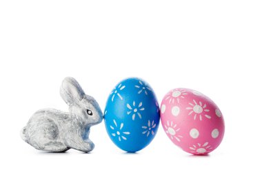 Beyaz arka planda izole edilmiş Paskalya yumurtaları