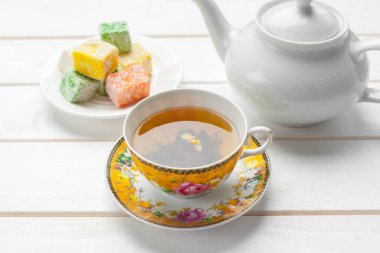 ahşap masa üzerinde çay kapatır