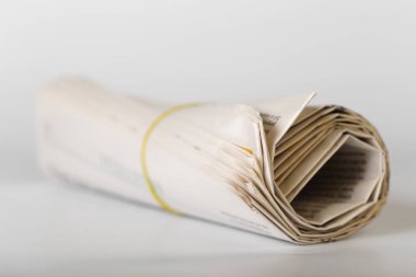 Gazete beyaz arka plan üzerinde kapat