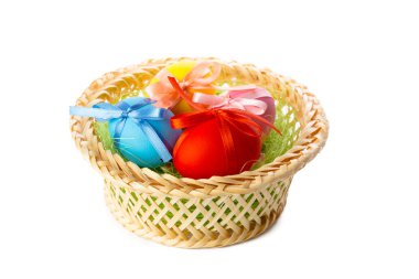 Beyaz arka planda izole edilmiş Paskalya yumurtaları