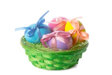 Beyaz arka planda izole edilmiş Paskalya yumurtaları