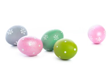 Beyaz arka planda izole edilmiş Paskalya yumurtaları