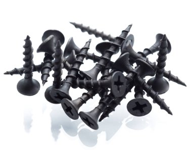 beyaz arkaplanda izole edilmiş vidalar