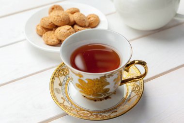 ahşap masa üzerinde çay kapatır