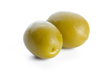 Beyaz arkaplanda izole edilmiş zeytinler