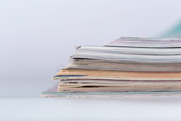 стопка красочных журналов
