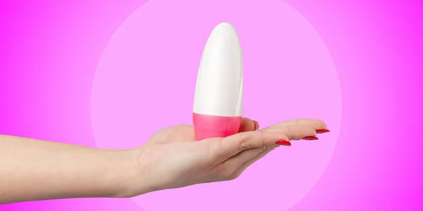 Ręka Kobiety Dezodorant Roll Białym Tle Kolor Tła — Zdjęcie stockowe