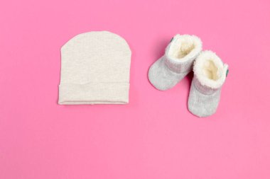 Pembe bir arka plan üzerinde çocuk giyim