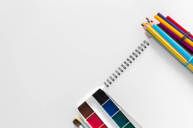 Fırçalar, defter ve kalemler kapat