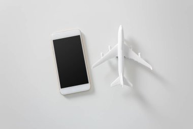 uçak beyaz zemin üzerine boşaltmak ile