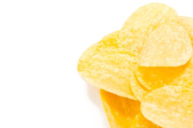 Beyaz arkaplanda izole edilmiş sarı patates cipsi