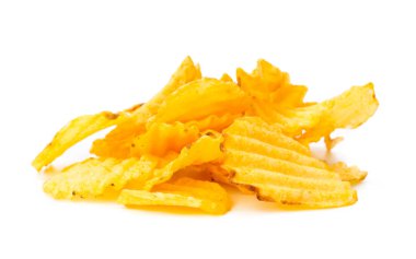 Beyaz arkaplanda izole edilmiş sarı patates cipsi