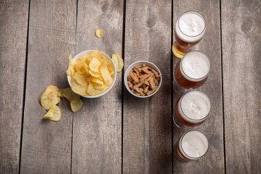 bira bardakları ahşap zemin üzerinde