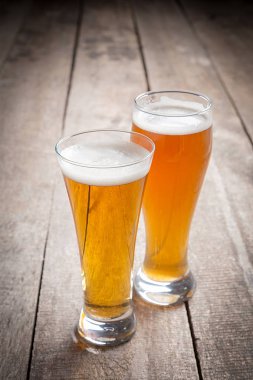 bira bardakları ahşap zemin üzerinde