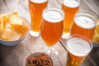 bira bardakları ahşap zemin üzerinde