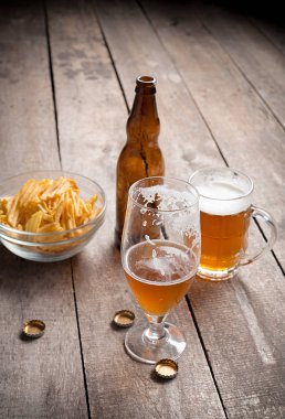bira bardakları ahşap zemin üzerinde