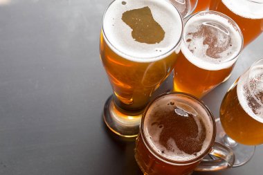 Lager bira gözlük masada