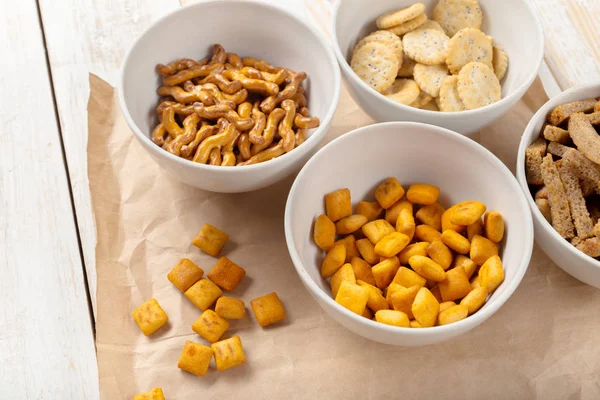 Pretzels Cuencos Sobre Mesa Madera Desde Arriba — Foto de Stock