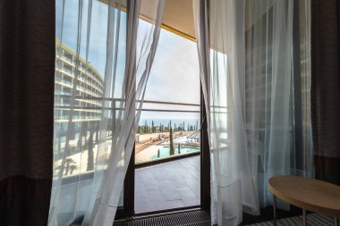 Yüzme Havuzu otel penceresinden görüntülemek 