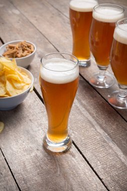 bira bardakları ahşap zemin üzerinde