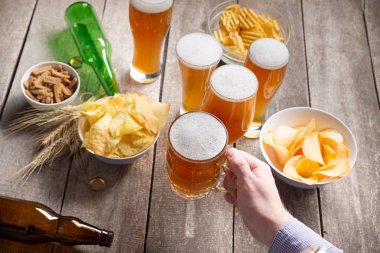 İnsan eli ile bira gözlük 