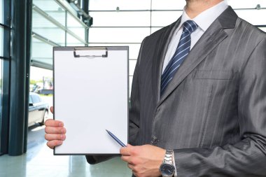 Adam onun elinde metin sunma