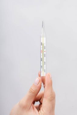 Hasta bir termometre ile