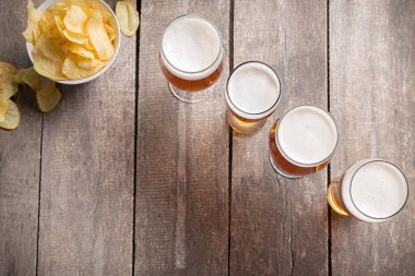 bira bardakları ahşap zemin üzerinde