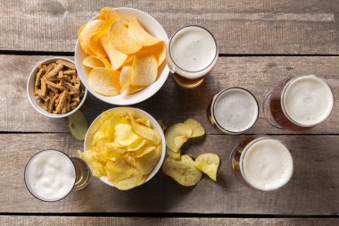 bira bardakları ahşap zemin üzerinde