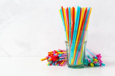 suyu ve kokteyller için renkli tübüllerin