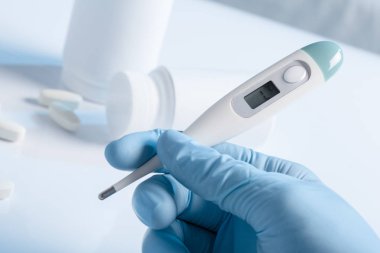 termometre ve hapları izole kapat 