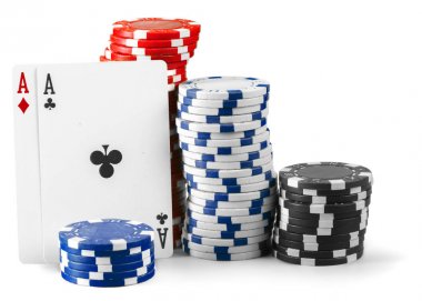 Casino fişi ve beyaz arka plan üzerinde izole kart 