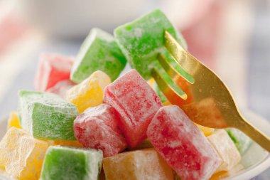 Masanın üzerinde geleneksel Doğu tatlılar