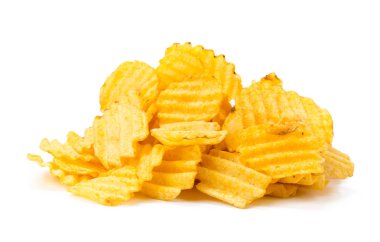 Beyaz arkaplanda izole edilmiş sarı patates cipsi