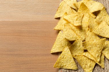 Tablo yakın çekim üzerinde lezzetli cips 
