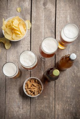 bira bardakları ahşap zemin üzerinde