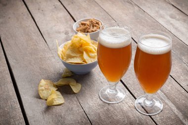 bira bardakları ahşap zemin üzerinde