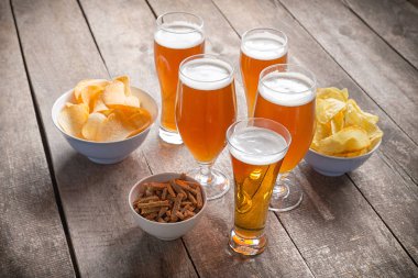 bira bardakları ahşap zemin üzerinde