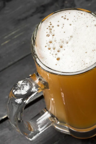 Bicchiere Birra Uno Sfondo Legno — Foto Stock